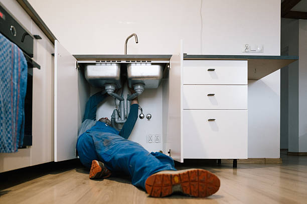 Professional Emergency Plumber technician working in Stuart, IA